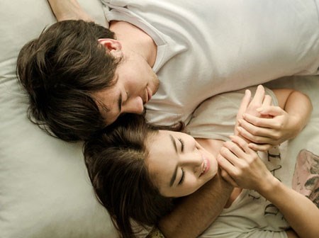 Đây là những thói quen khi ngủ của một ông chồng yêu vợ, vợ nào cũng phải biết