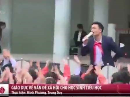 Thầy giáo hát rap dạy học sinh về an toàn giao thông