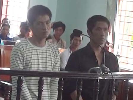 Chồng mất mạng vì vợ sợ bụi bay vào xe