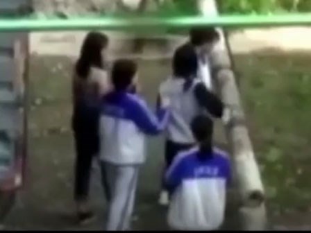Clip: Bị quây đánh hội đồng, bạt tai, giật tóc, nữ sinh lớp 8 không dám phản kháng