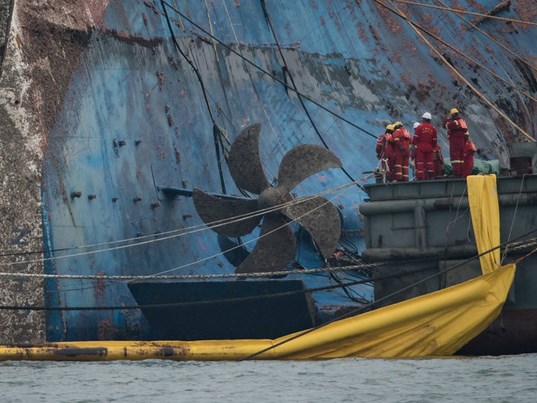 Hình ảnh phà Sewol gỉ sét nghiêm trọng sau 3 năm chìm sâu dưới đáy đại dương