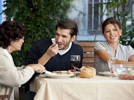 Chồng tỏ ra lạnh nhạt với vợ vì sợ mẹ 