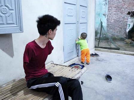 Rơi nước mắt chàng trai bị tai nạn mất tay một mình chăm sóc con thơ khát sữa