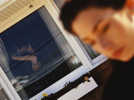 Chồng quỳ lạy, xin được ly dị để đến với bạn thân của con gái