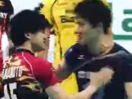 2 hot boy bóng chuyền hôn nhau giữa sân, fan nữ hú hét điên cuồng vì ganh tị