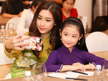 Video: Cận cảnh nhan sắc như chị em sinh đôi của Hoa hậu Đỗ Mỹ Linh và bé Bảo Ngọc
