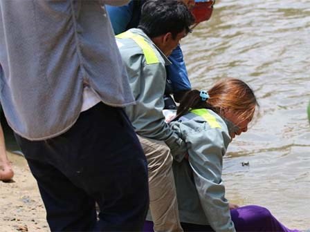 Mẹ gào khóc tìm con 11 tuổi bị nước sông cuốn khi tắm sông Sài Gòn