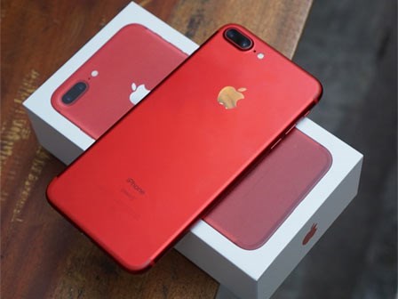 Video: Tưới xăng đốt iPhone 7 màu đỏ