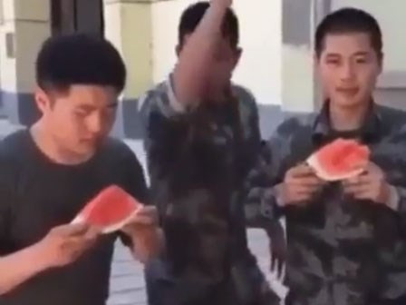 Đứng hình với màn ăn dưa hấu nhanh nhất quả đất