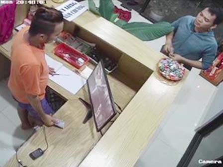 Đưa bạn gái vào khách sạn nhưng không có tiền trả, nam thanh niên lao vào đánh nhân viên lễ tân
