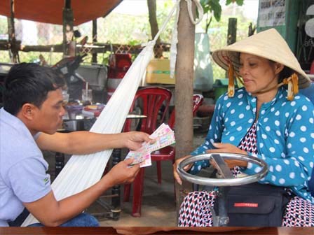 Người vợ liệt bán vé số ròng rã 5 năm nuôi chồng liệt: