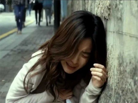 Từng quỳ gối xin ba mẹ cho cưới, chàng trai vẫn bỏ bạn gái 10 năm vì người thứ ba