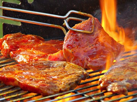 Khi nướng thịt, hãy đặt một viên đá lên và bạn sẽ thấy điều kì diệu