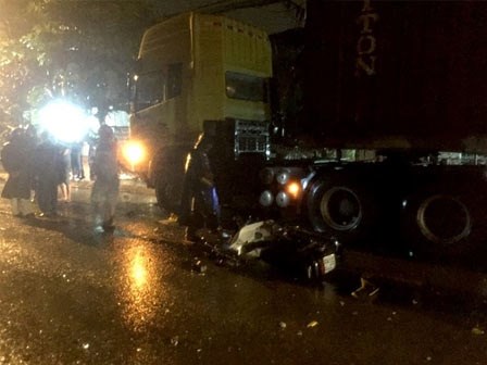 Va chạm với xe đầu kéo giữa trời mưa ở Sài Gòn, một người tử vong