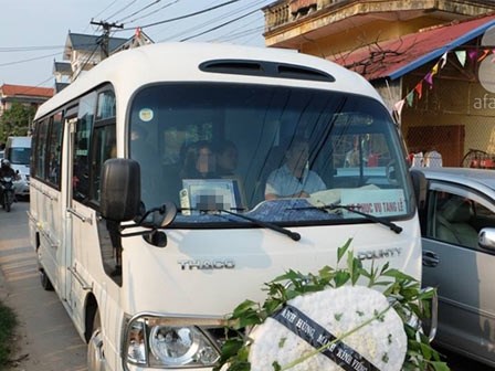 Bé gái Việt đã về đến quê cha, người thân, xóm làng đón em trong nước mắt