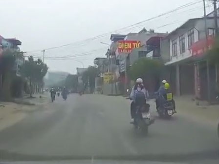 Cái kết 'đắng' cho cô gái vừa lái xe vừa đút tay vào túi áo