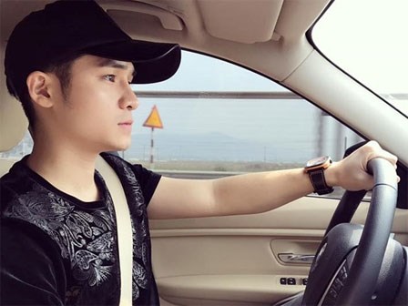 Dân mạng tìm kiếm 'soái ca áo đen' vừa hát vừa lái xe