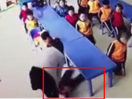 Cô giáo mầm non giằng co, lột áo khoác, lôi tay học sinh xềnh xệch trong lớp học