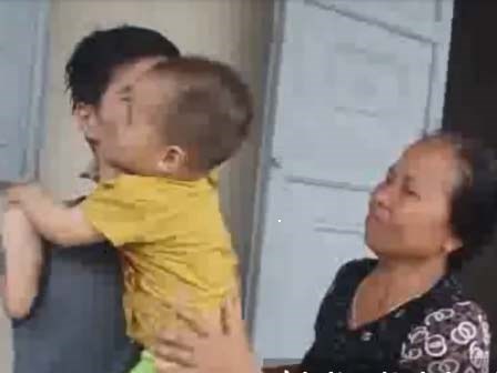 Cảnh gà trống nuôi con của người cha 9X bị mất hai tay