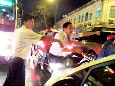 Tài xế taxi xuống đường phân luồng giao thông ở trung tâm Sài Gòn
