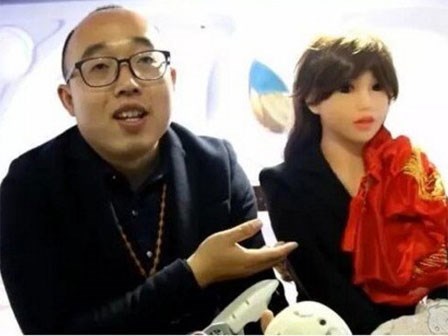 Bị người yêu 'đá', thạc sĩ cưới búp bê tình dục