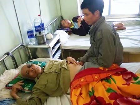 Uống rượu say, thầy giáo đánh ông bà già nhập viện