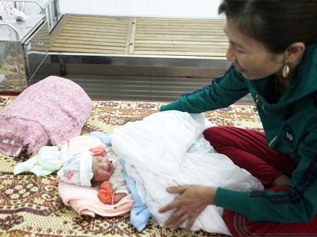 Bé trai sơ sinh nặng 3,1 kg bị bỏ rơi ở cạnh mương thủy lợi