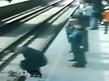 Cụ ông 80 tuổi nhảy xuống đường ray ngay trước khi đoàn tàu tới và cái kết không ai ngờ
