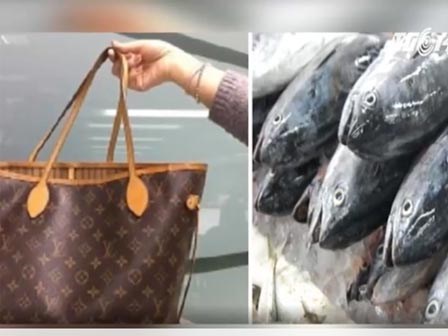 Bà lão Đài Loan dùng túi hàng hiệu Louis Vuitton để đựng cá