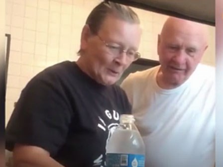 Video: Cụ bà cao tay khiến dân mạng cười lăn cười bò với màn chơi khăm chồng cực thâm