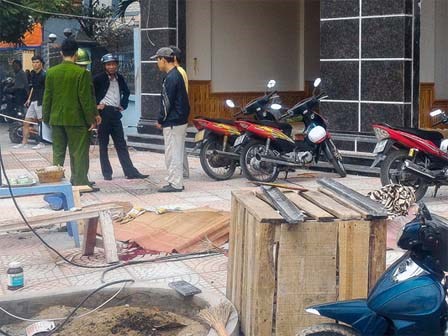 Bị mảnh thùng phuy phát nổ văng trúng, một bảo vệ chết thảm