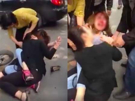 Sau va chạm giao thông, hai cô gái lao vào túm tóc, giằng co giữa phố Hà Nội