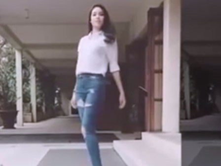 Phạm Hương khiến người xem 'mê mẩn' chỉ với 14 giây catwalk