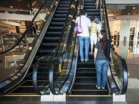 Bé 17 tháng bị thang cuốn Tân Sơn Nhất kéo đứt cổ tay