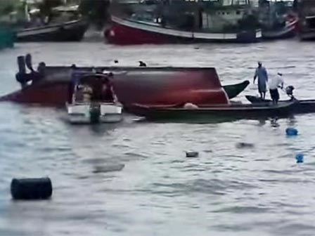 Phút tàu lật hất 40 người xuống sông Gành Hào