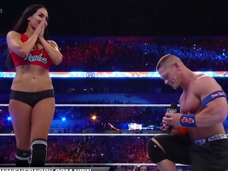 Đô vật gợi cảm tuyên bố không sinh con cho huyền thoại WWE
