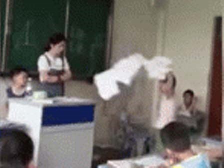 Học sinh Trung Quốc đánh nhau ngay trước mặt giáo viên