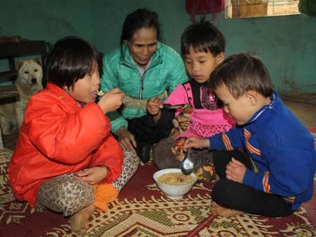 Bố chết, mẹ bỏ đi, 3 đứa trẻ sống lay lắt cùng ông bà nội tàn tật