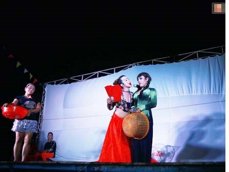 Cận cảnh một đêm diễn ở gánh lô tô ngoài đời thực: