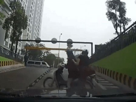 Pha đánh lái vô ý thức của 2 cô gái khiến tài xế ô tô thót tim