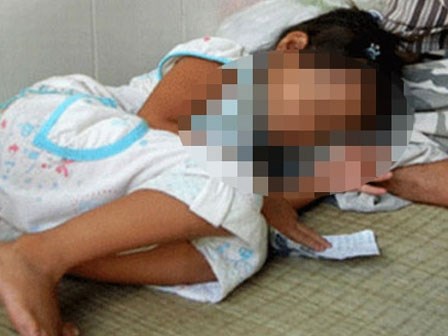 Bé gái 11 tuổi bị bố dượng xâm hại trong 3 năm đến có thai