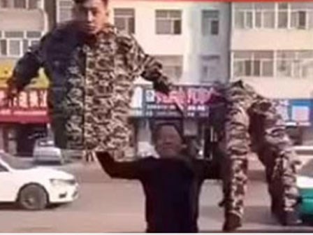 Clip nhà ảo thuật bất ngờ bị lộ ngón nghề