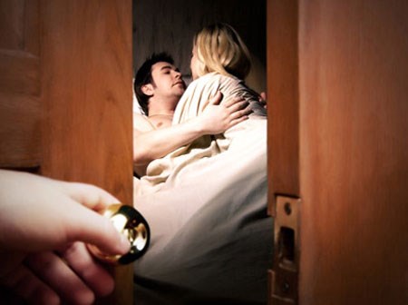 “Xin lỗi, chỉ vì tớ thèm khát cái gia đình ấm êm của cậu quá...”