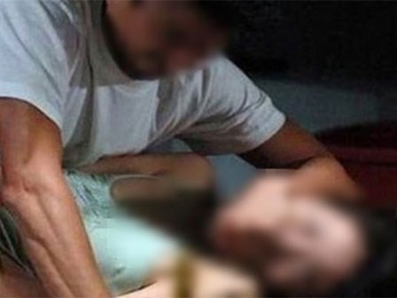 Người tình cưỡng hiếp 2 cô con gái vị thành niên, mẹ tố cáo con gái lớn là kẻ 