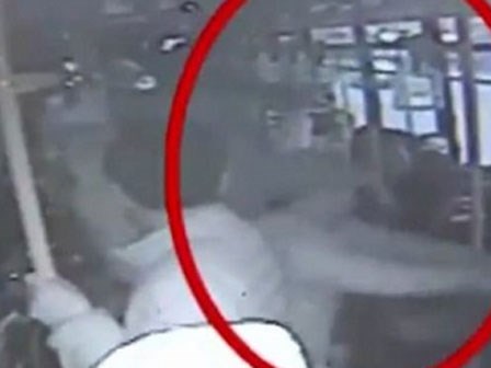 Ông lão xé rách quần áo của cô gái trẻ để tranh chỗ ngồi