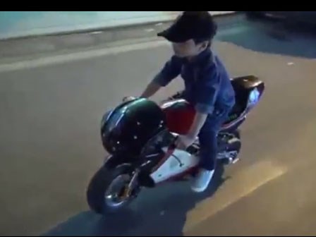 Video: Bé trai lái môtô mini lượn phố gây xôn xao Hà Nội