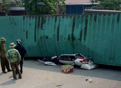 2 nạn nhân tử vong trong vụ container đè nát ô tô con là giáo viên