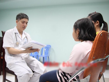 Con dậy thì sớm, bố mẹ đổ lỗi tại ông bà cho sử dụng quá nhiều đồ ăn nhanh