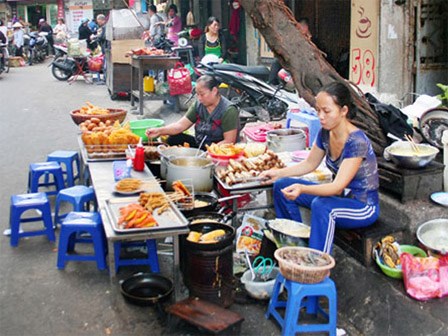 Cứ cho con ăn đồ ăn vặt đường phố, nhìn thì ngon đấy nhưng tiềm ẩn nguy cơ nhiều loại bệnh