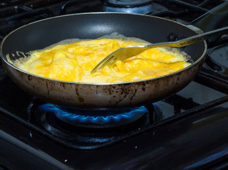 Mẹ chồng thấy tôi đổ cả chai bia vào trứng luộc liền lắc đầu ngao ngán, đến khi ăn lại khen lấy khen để-6